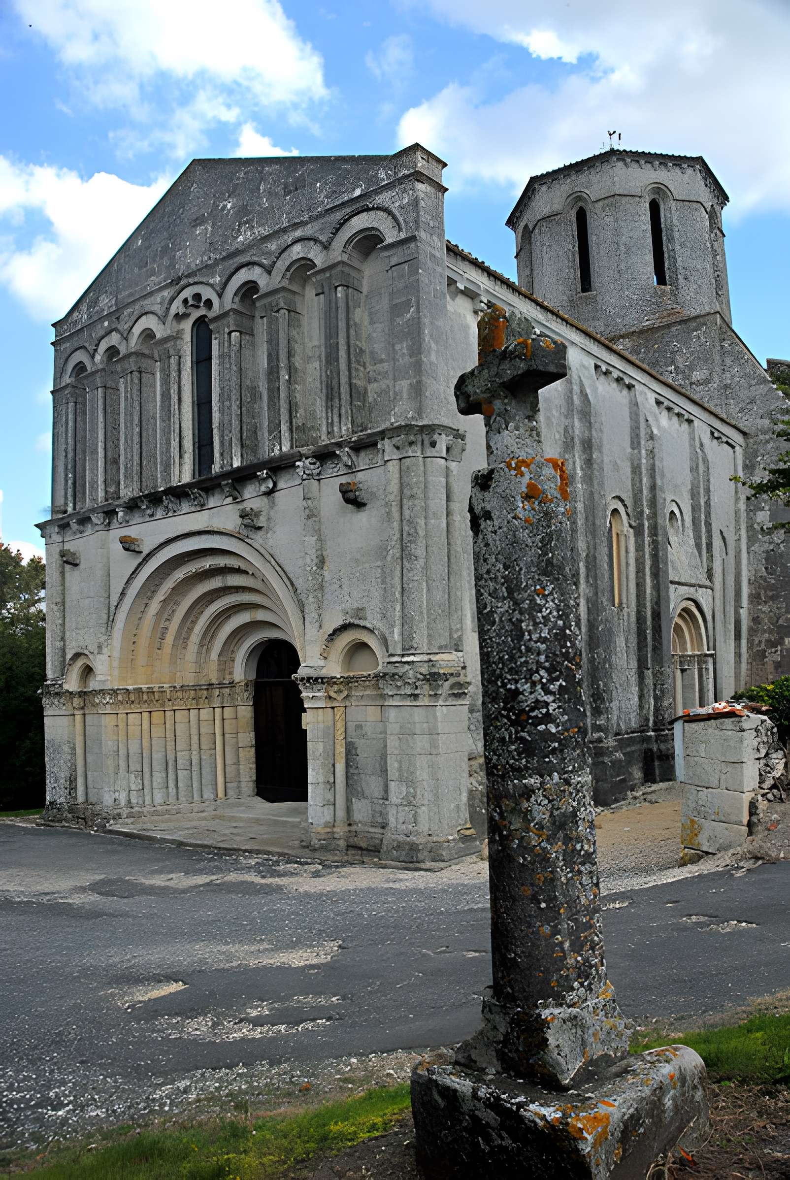 Église Saint-Pierre d'Échebrune