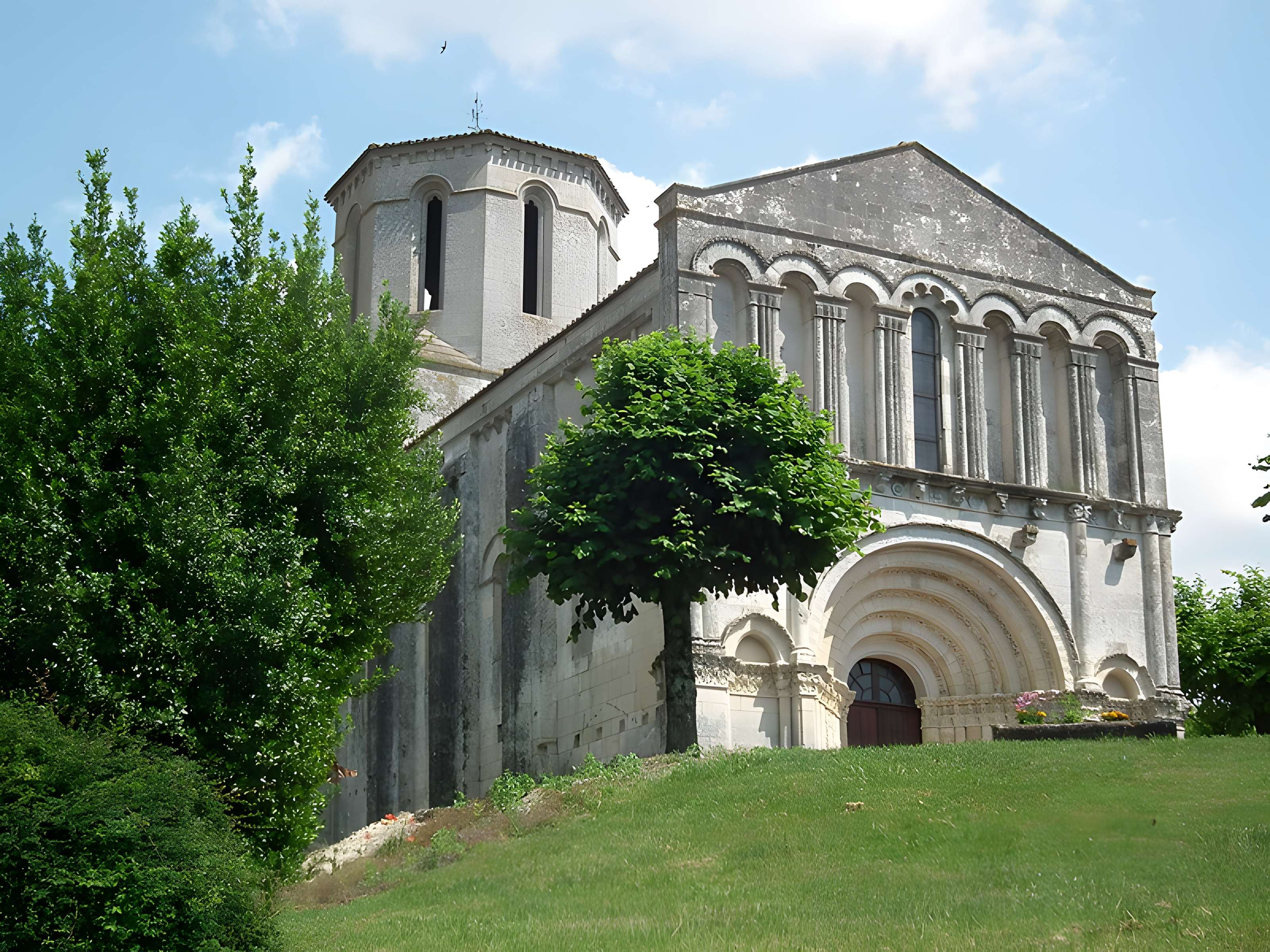 Église Saint-Pierre d'Échebrune