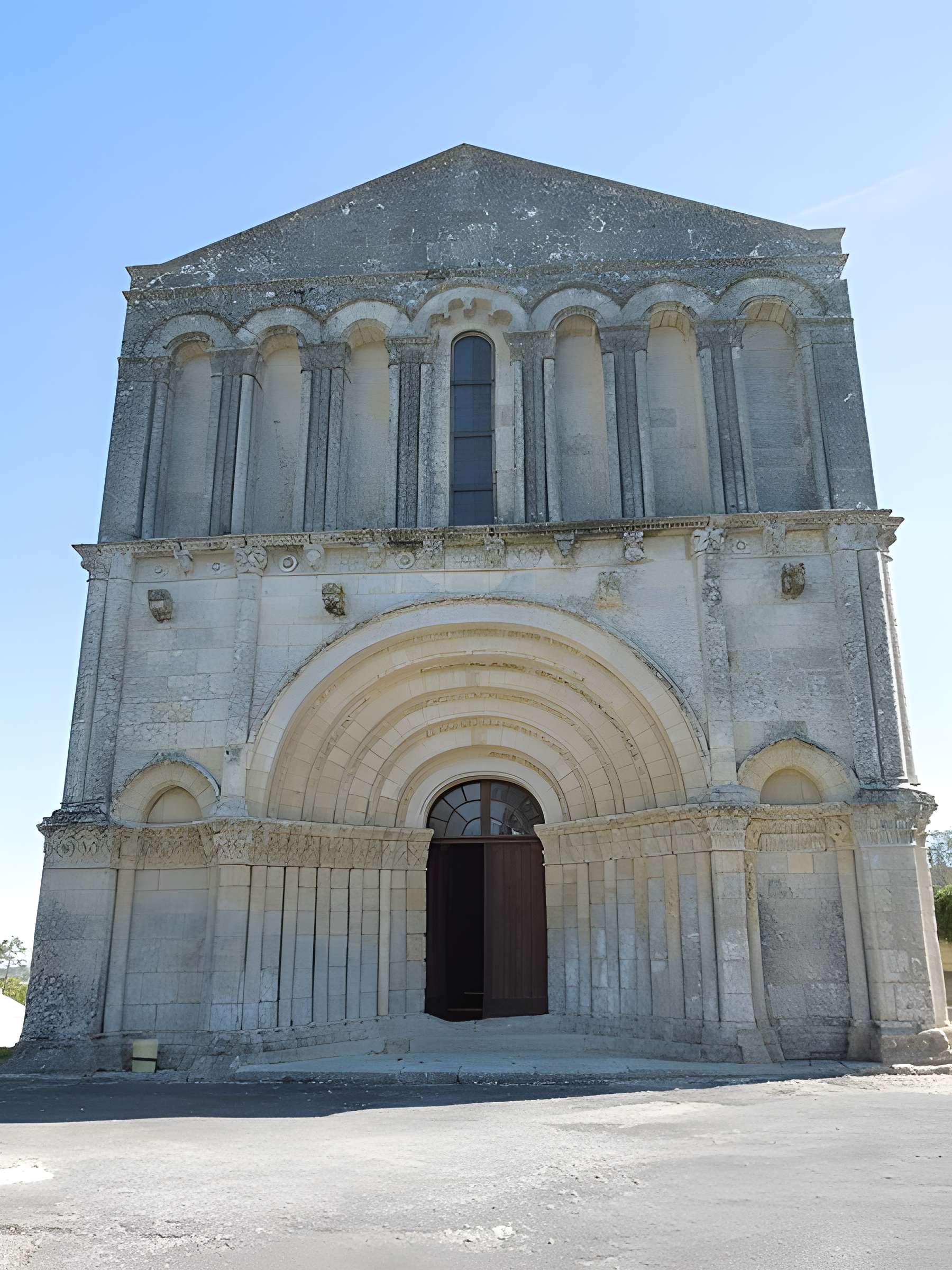 Église Saint-Pierre d'Échebrune