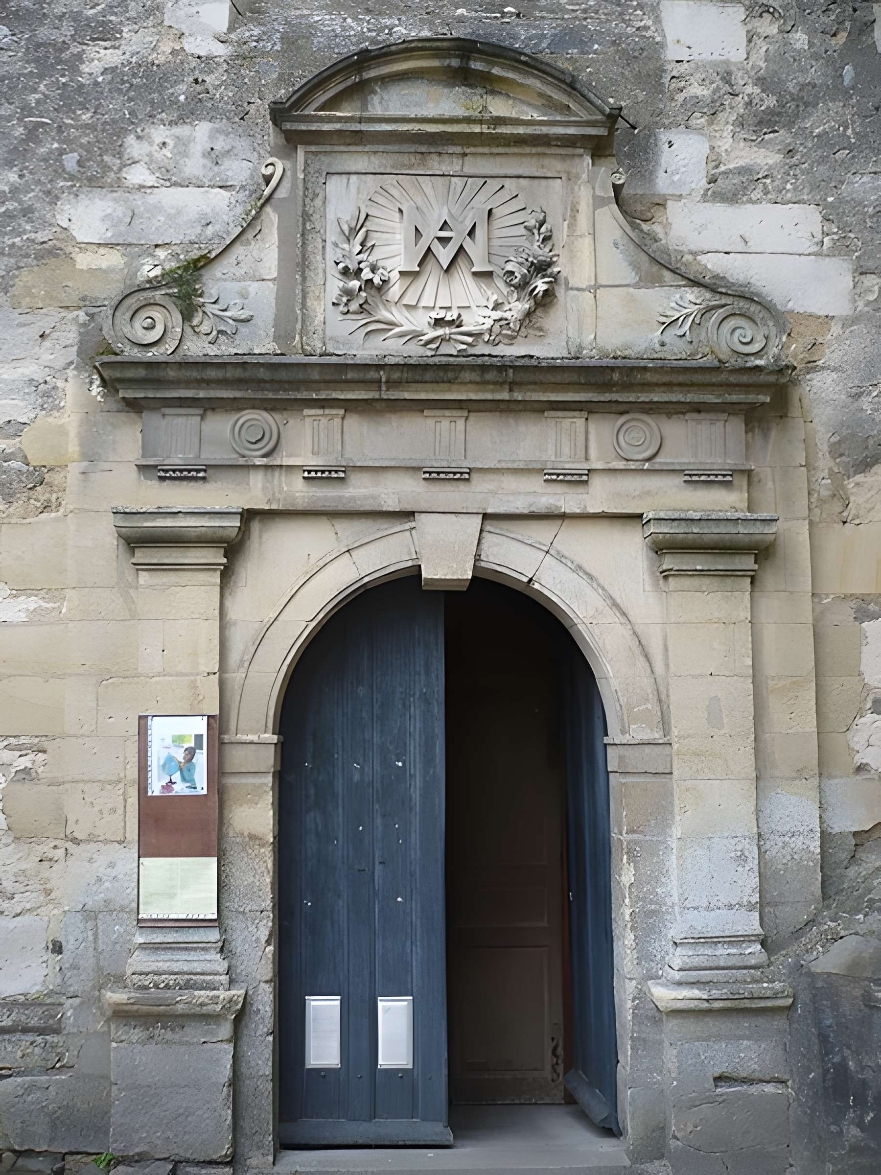 Église Saint-Pierre-et-Saint-Laurent de Baugé