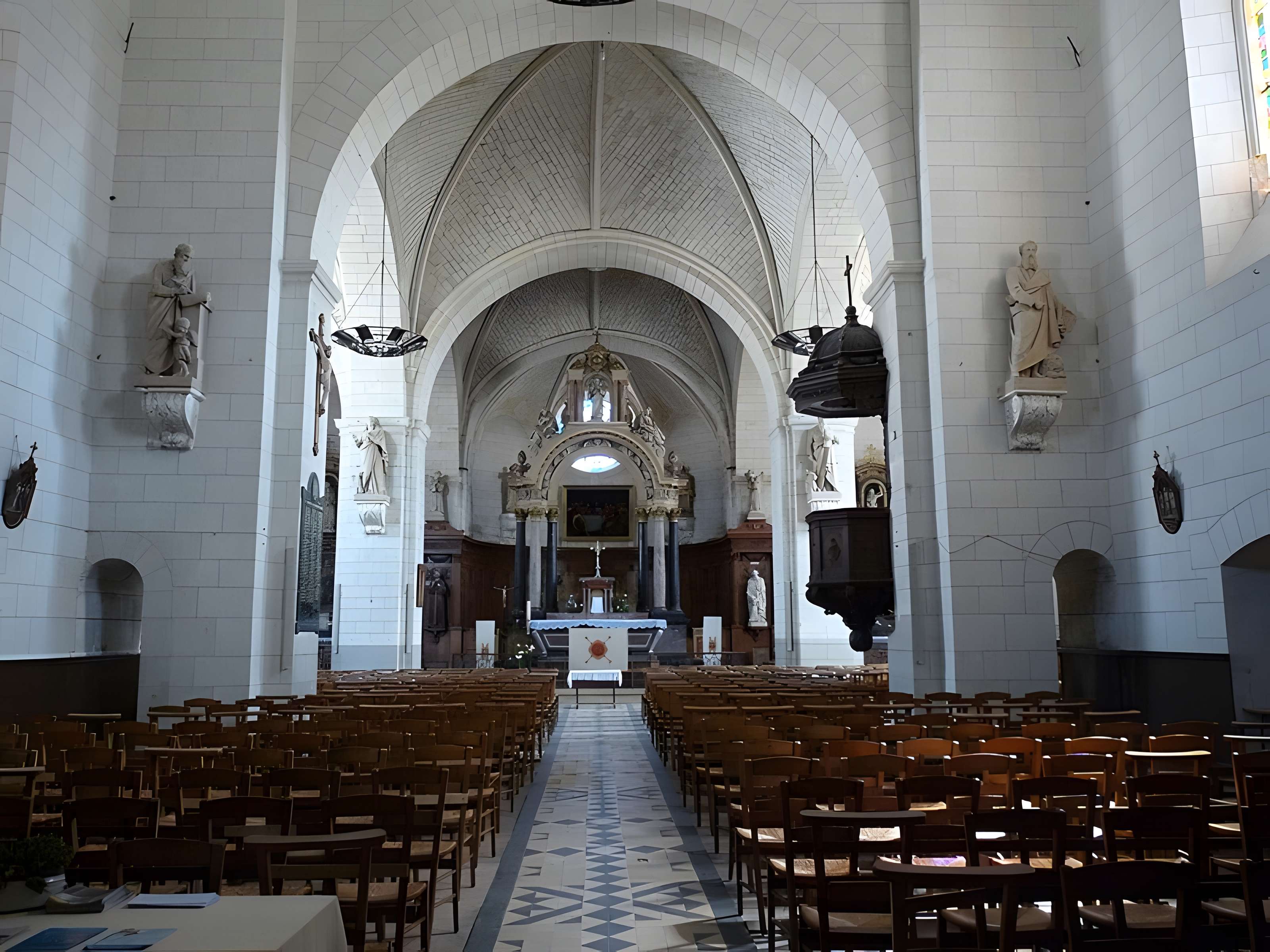 Église Saint-Pierre-et-Saint-Laurent de Baugé