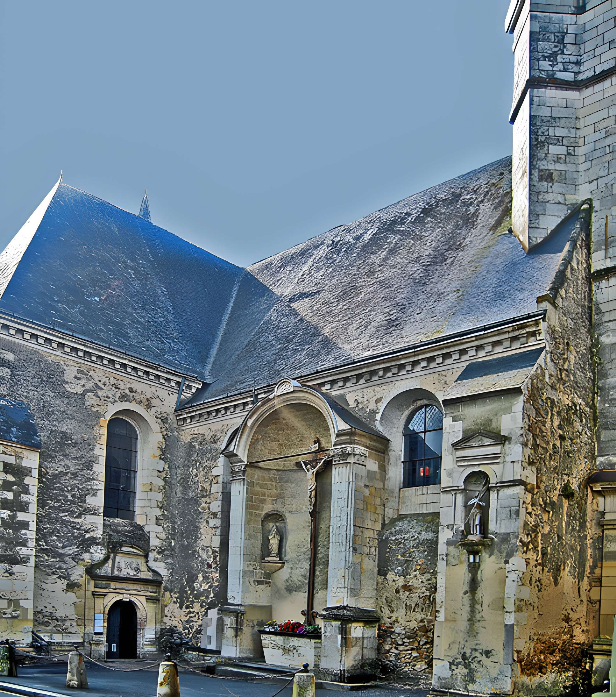 Église Saint-Pierre-et-Saint-Laurent de Baugé