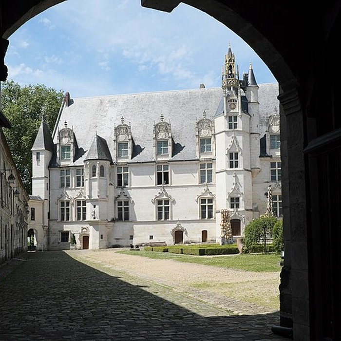 Photo de Ancien palais épiscopal, ancien palais de justice, actuellement musée départemental de lOise