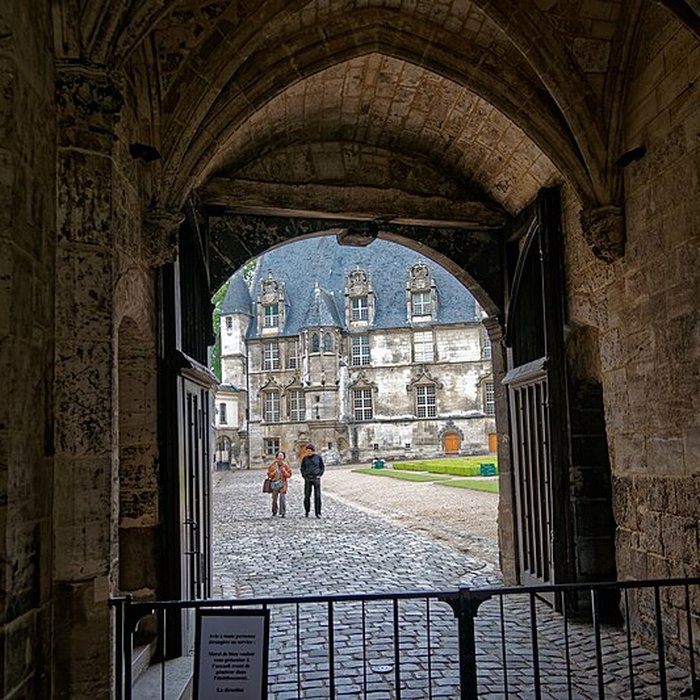 Photo de Ancien palais épiscopal, ancien palais de justice, actuellement musée départemental de lOise