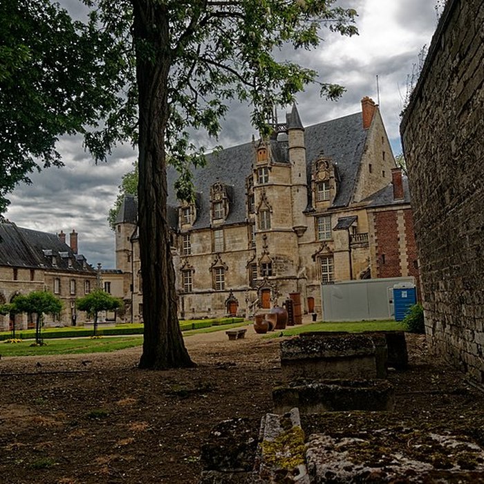 Photo de Ancien palais épiscopal, ancien palais de justice, actuellement musée départemental de lOise