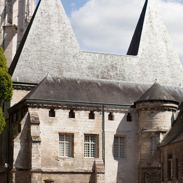 Photo de Ancien palais épiscopal, ancien palais de justice, actuellement musée départemental de lOise