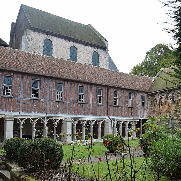 Photo de Ancien palais épiscopal, ancien palais de justice, actuellement musée départemental de lOise