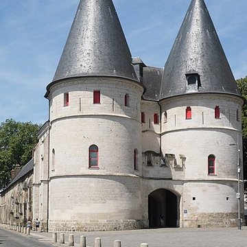 Ancien palais épiscopal, ancien palais de justice, actuellement musée départemental de lOise
