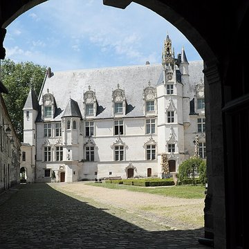 Ancien palais épiscopal, ancien palais de justice, actuellement musée départemental de lOise