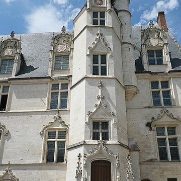 Ancien palais épiscopal, ancien palais de justice, actuellement musée départemental de lOise