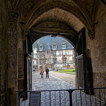 Ancien palais épiscopal, ancien palais de justice, actuellement musée départemental de lOise