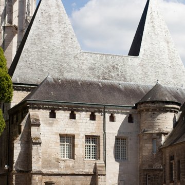 Ancien palais épiscopal, ancien palais de justice, actuellement musée départemental de lOise