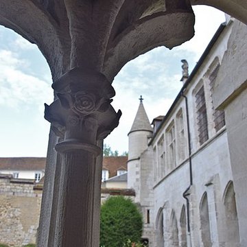 Ancien palais épiscopal, ancien palais de justice, actuellement musée départemental de lOise