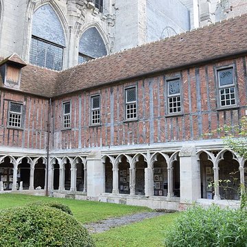 Ancien palais épiscopal, ancien palais de justice, actuellement musée départemental de lOise