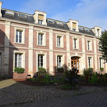 Ancienne abbaye Saint-Lucien, à Notre-Dame-du-Thil
