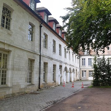 Ancienne abbaye Saint-Lucien, à Notre-Dame-du-Thil