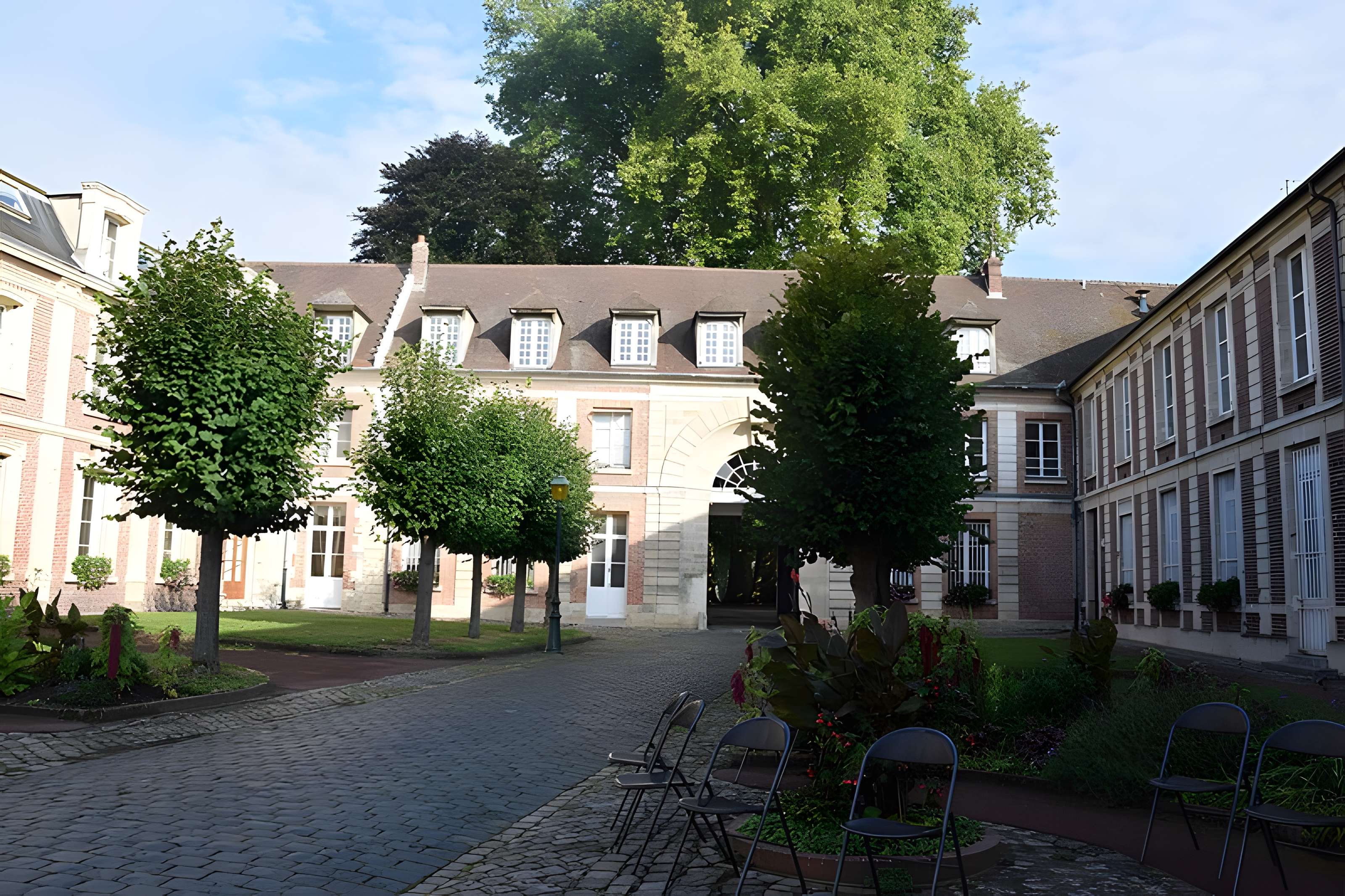 Ancienne abbaye Saint-Lucien, à Notre-Dame-du-Thil