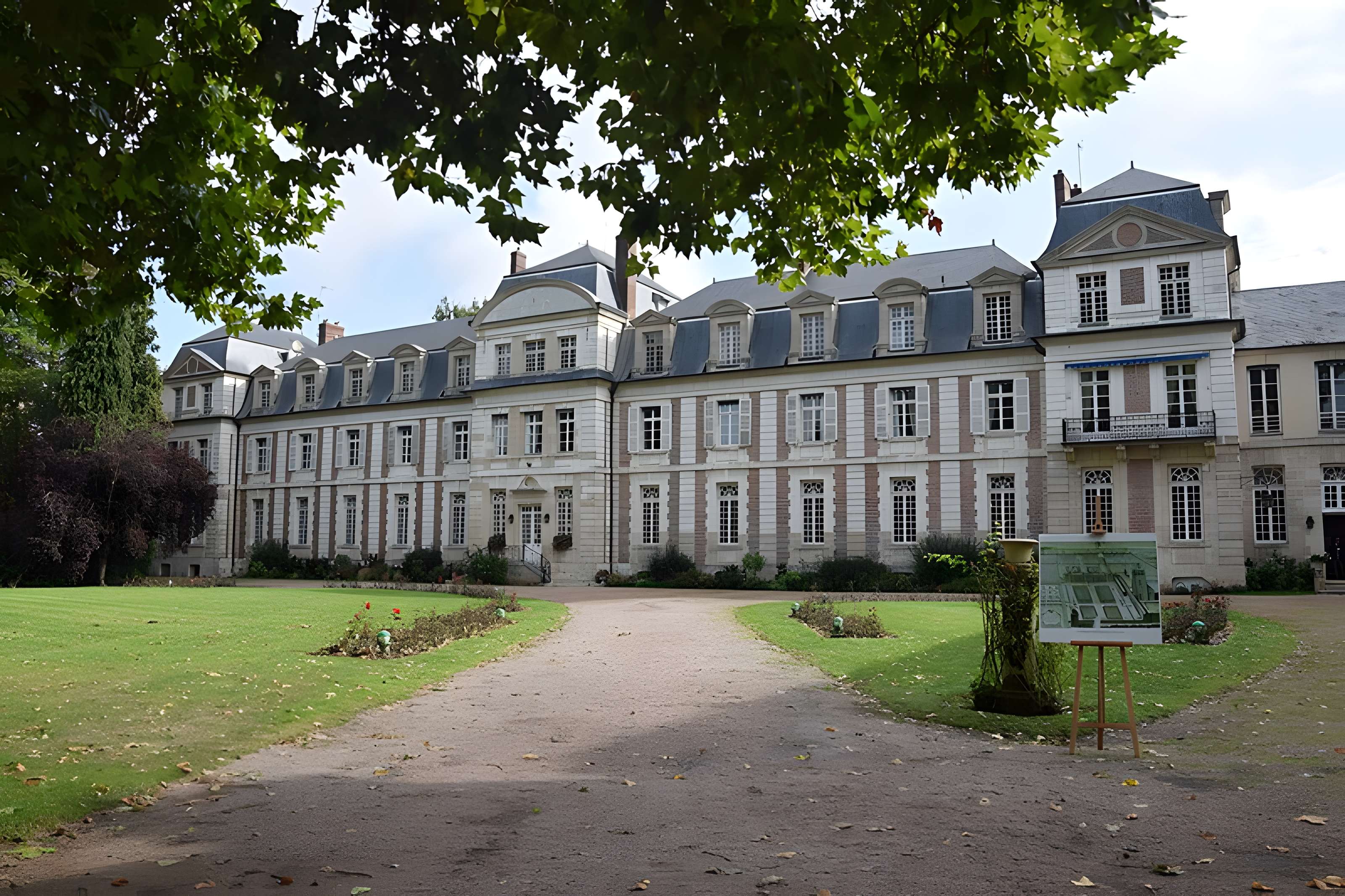 Ancienne abbaye Saint-Lucien, à Notre-Dame-du-Thil