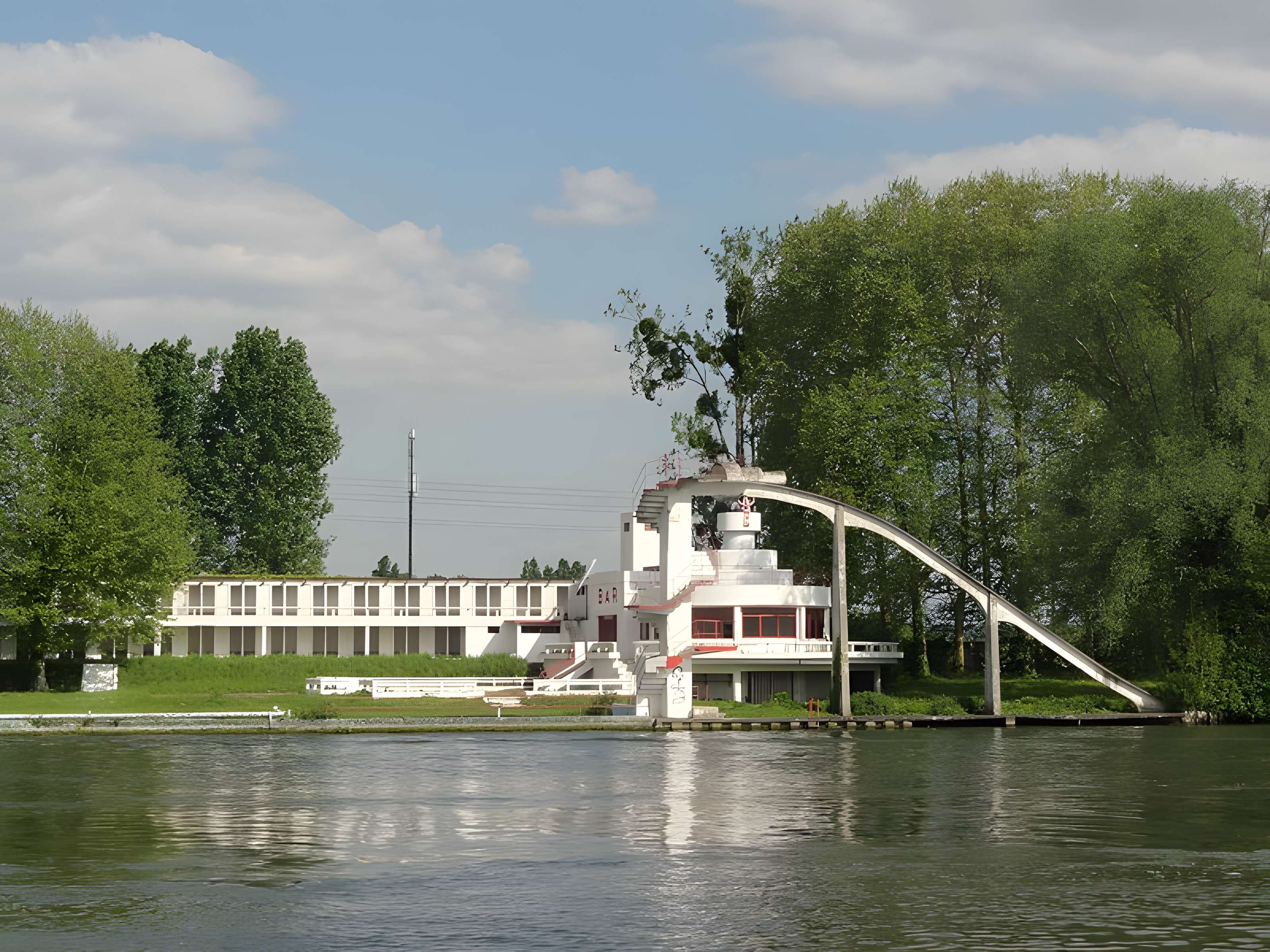 Piscine fluviale dit  Plage du Lys