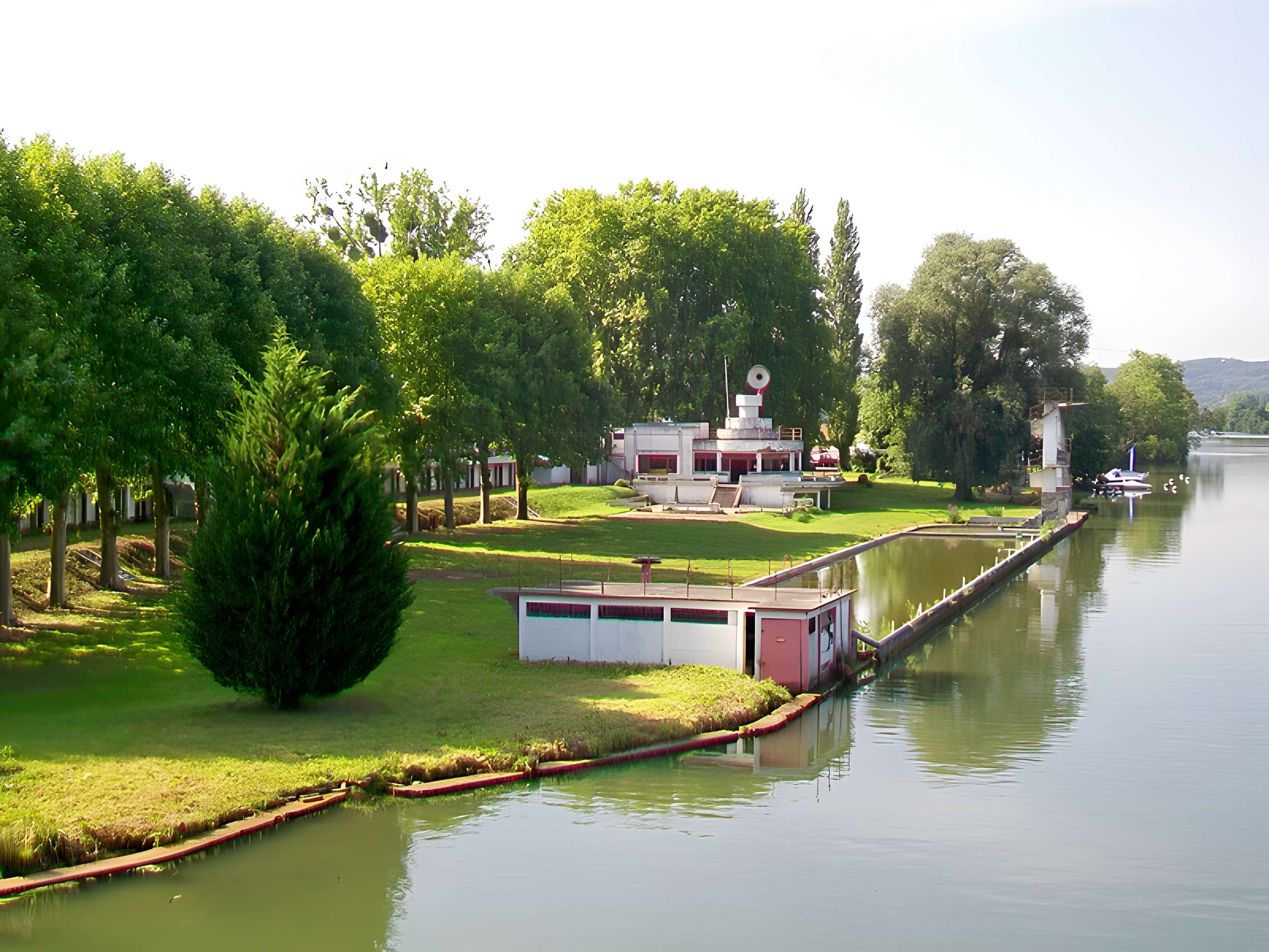 Piscine fluviale dit  Plage du Lys