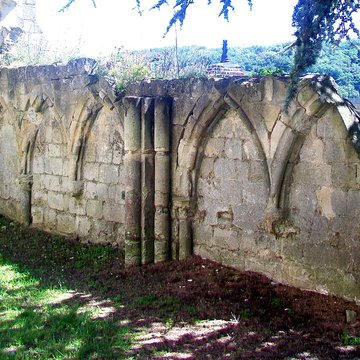 Ancienne salle voûtée attenante à léglise