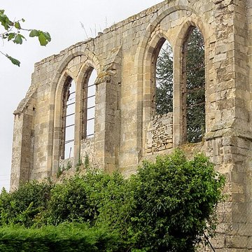 Ancienne salle voûtée attenante à léglise
