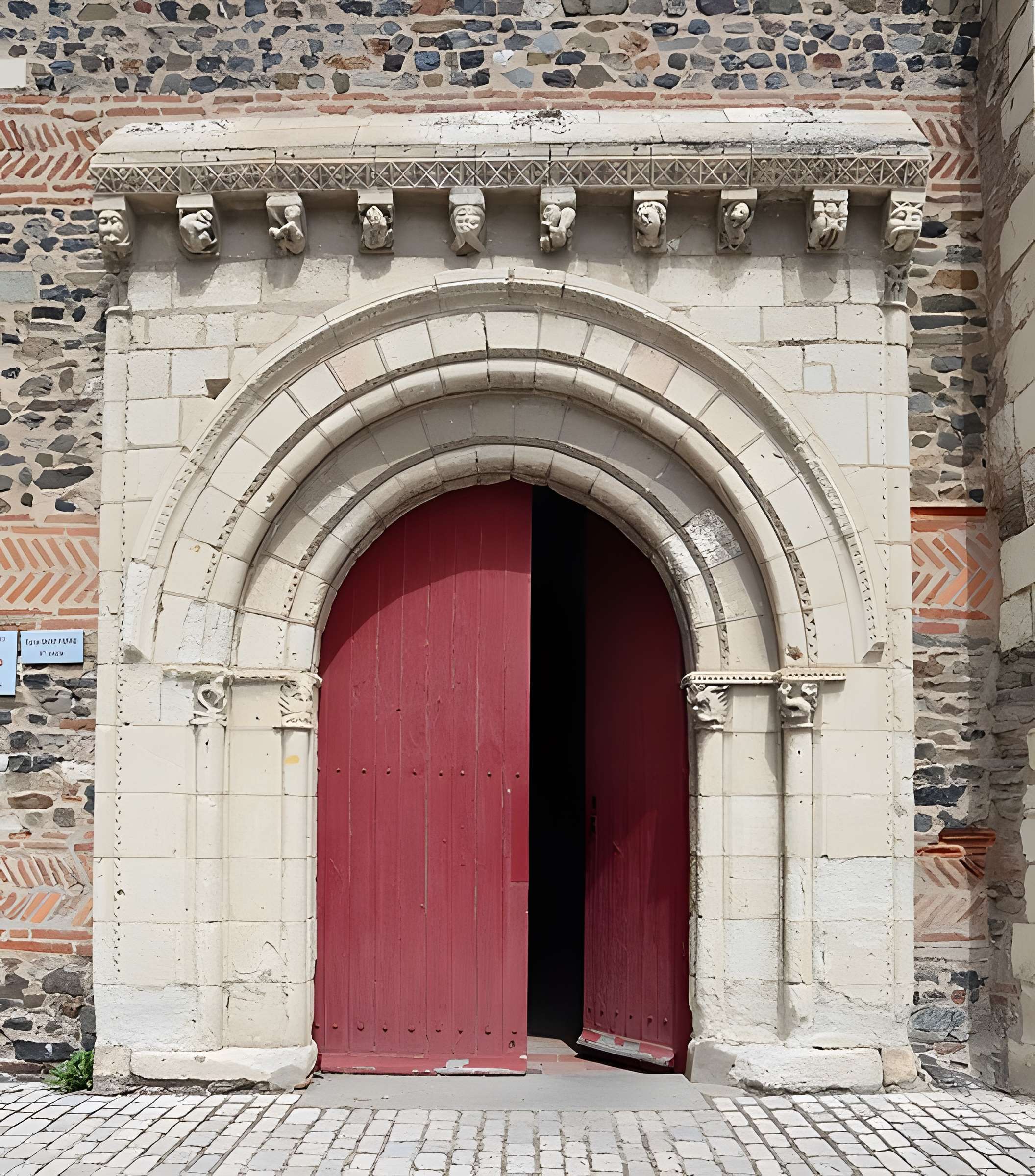 Église Saint-Pierre-et-Saint-Romain de Savennières