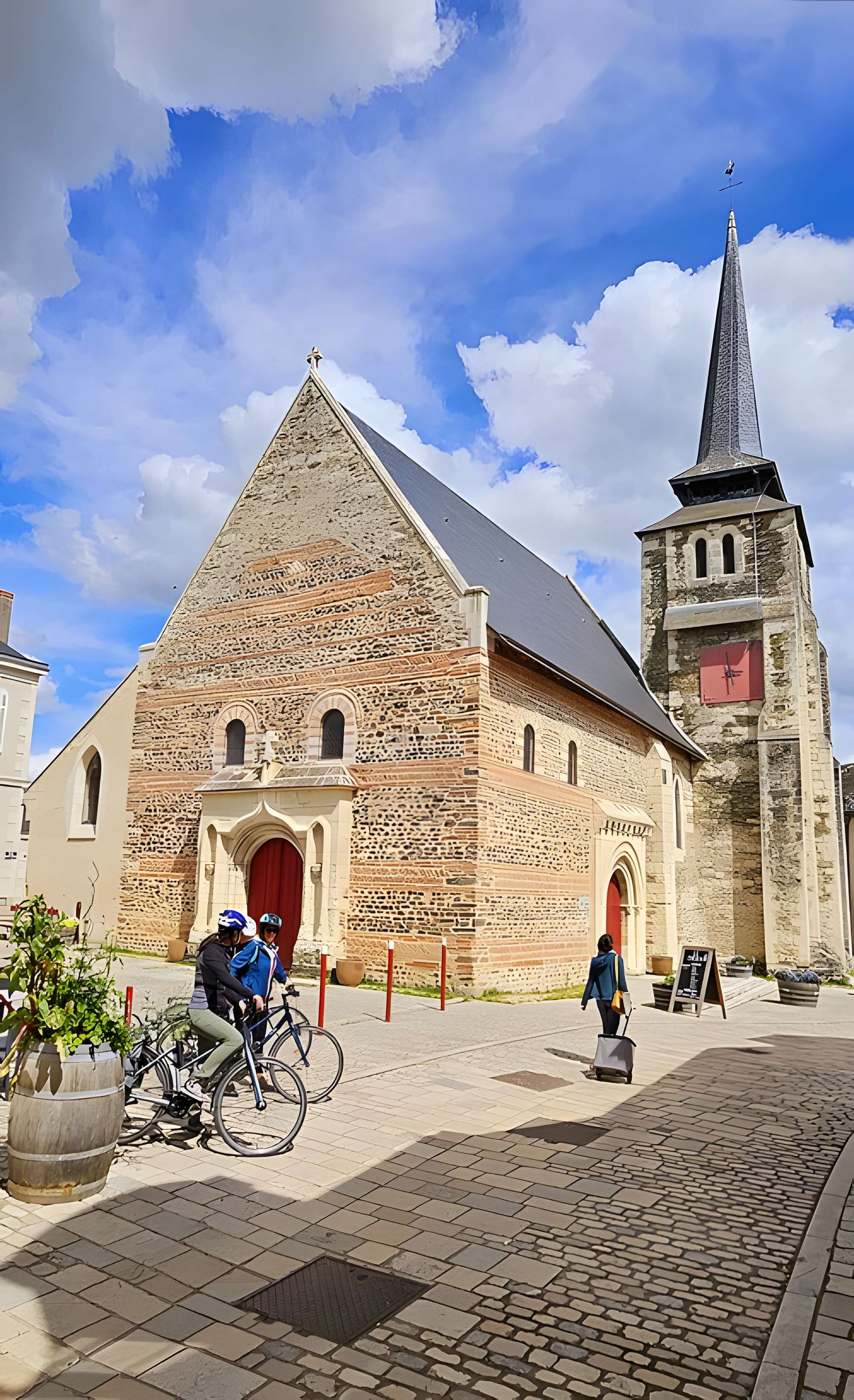 Église Saint-Pierre-et-Saint-Romain de Savennières
