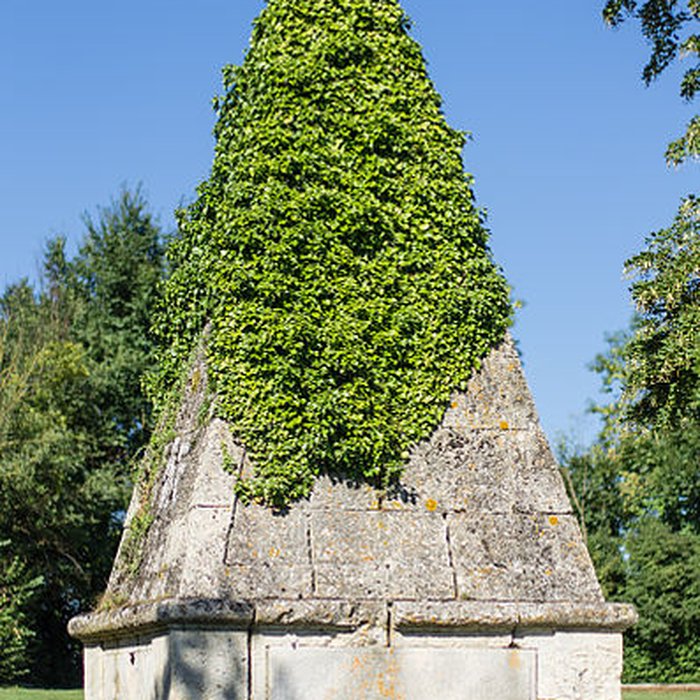 Photo de Monument funéraire de Madame Jarry de Mancy