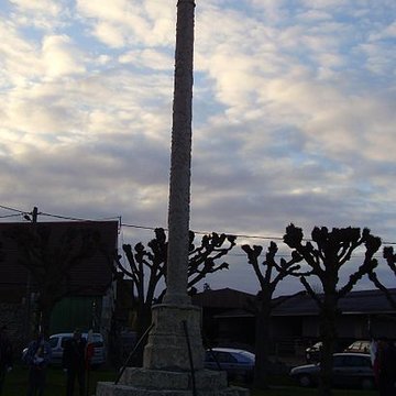 Croix en pierre de lépoque de la Renaissance