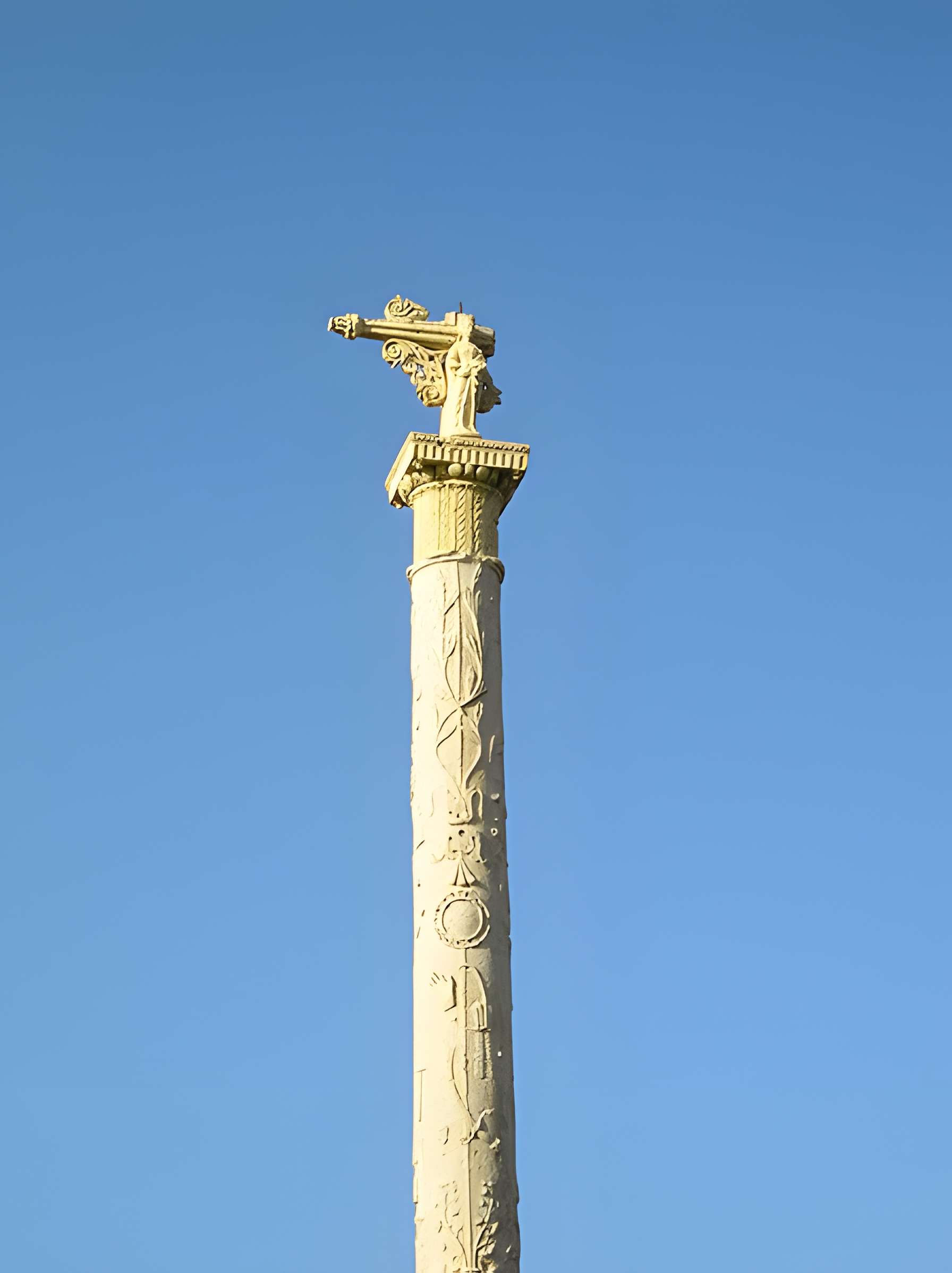 Croix en pierre de l'époque de la Renaissance