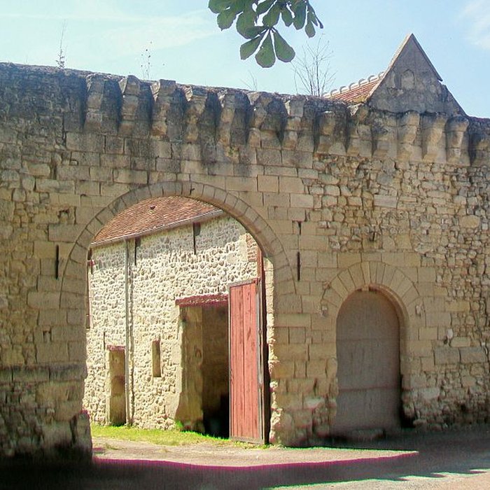 Photo de Ferme, à droite en regardant léglise