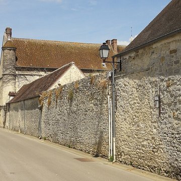 Ferme, à droite en regardant léglise