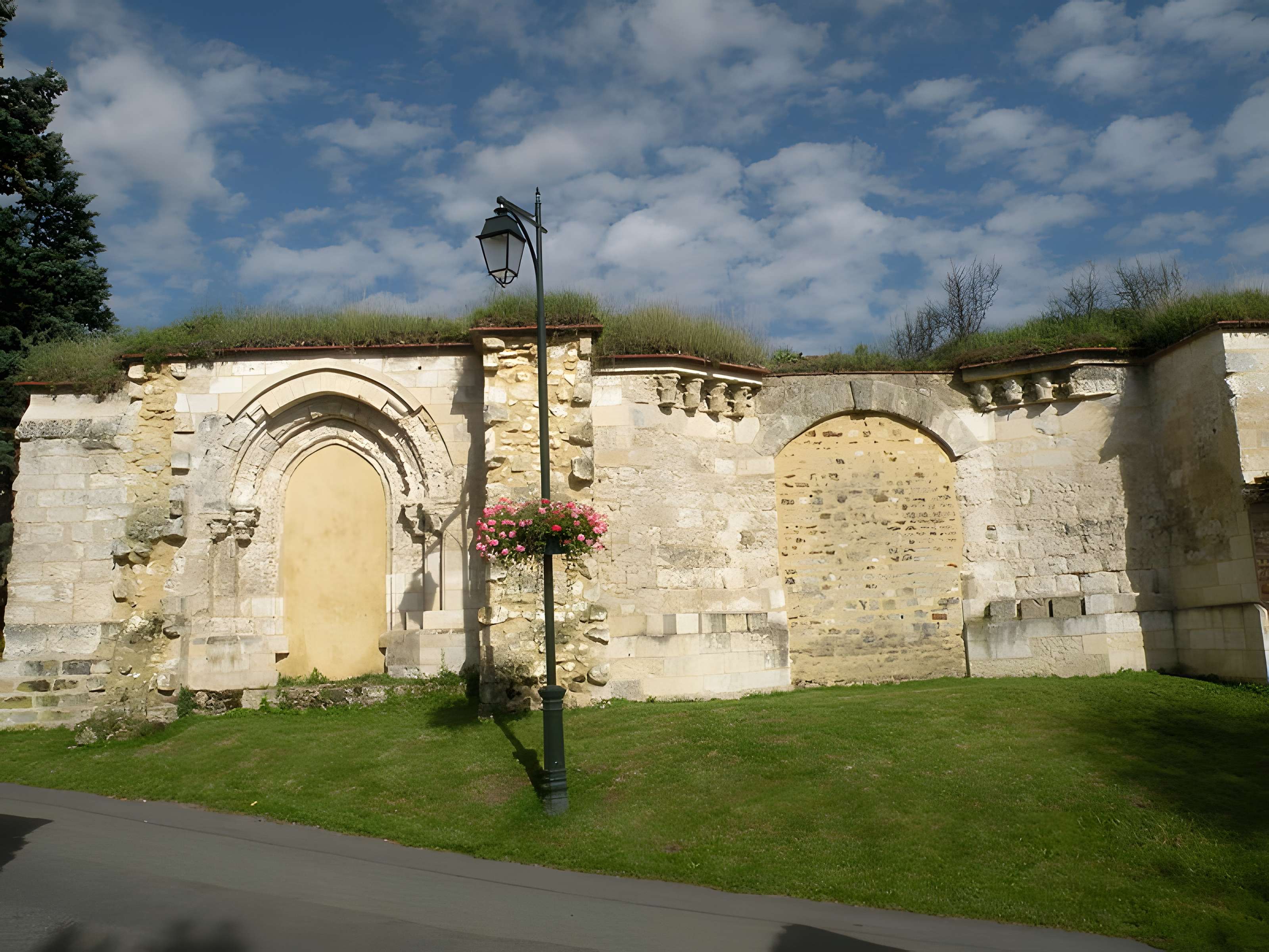 Ruines de l'église abbatiale