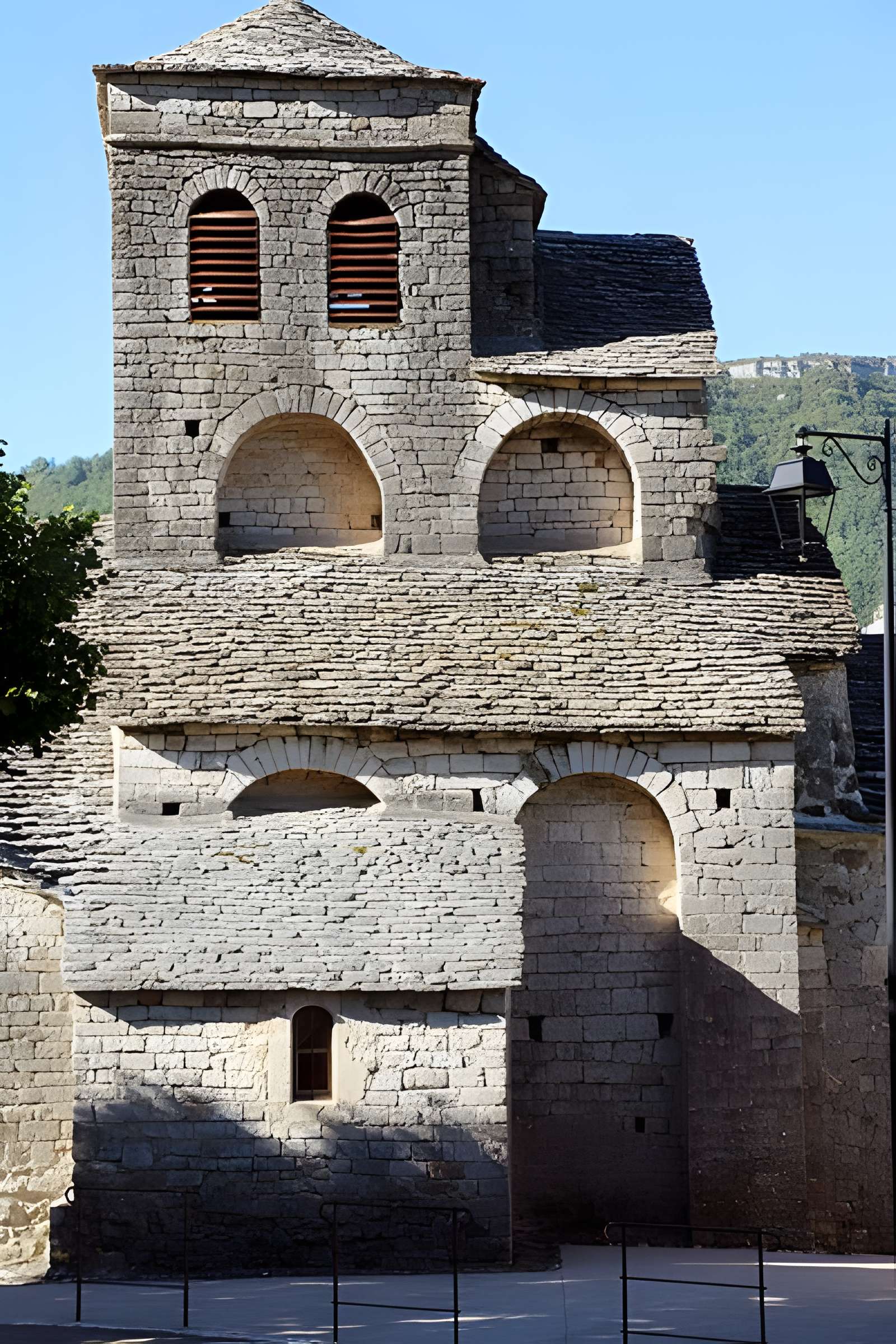 Église Saint-Sauveur de Liaucous de Mostuéjouls