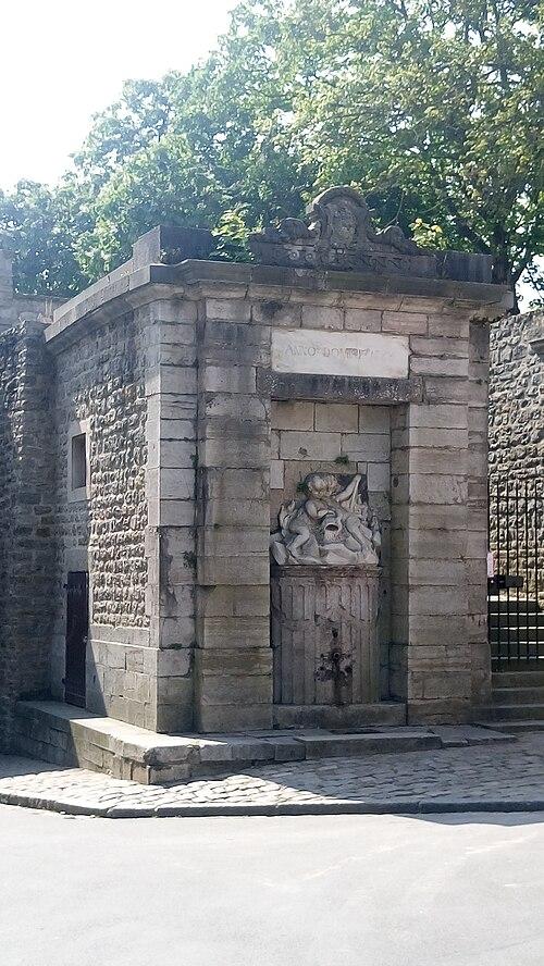 Photo de Fontaine Louis XVI et pavillon, derrière la Porte Gayole, dans la ville haute intra-muros