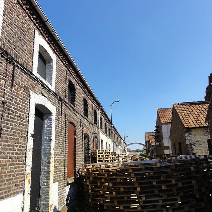 Photo de Cité des Electriciens ancien coron de la fosse n 2 dite du Mont-Blanc , située en bordure de la rue Anatole-France et constitué de la totalité des rues Ampère, Branly, Coulomb, Edison, Faraday, Franklin, Gramme, Laplace, Marconi, Volta