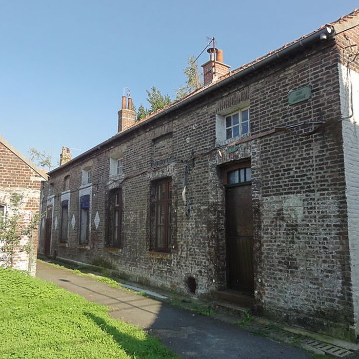 Photo de Cité des Electriciens ancien coron de la fosse n 2 dite du Mont-Blanc , située en bordure de la rue Anatole-France et constitué de la totalité des rues Ampère, Branly, Coulomb, Edison, Faraday, Franklin, Gramme, Laplace, Marconi, Volta