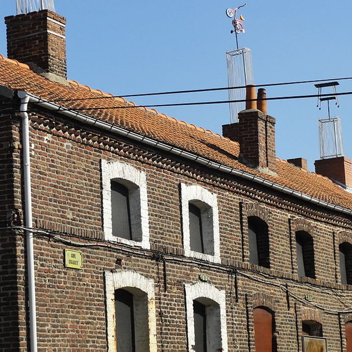 Photo de Cité des Electriciens ancien coron de la fosse n 2 dite du Mont-Blanc , située en bordure de la rue Anatole-France et constitué de la totalité des rues Ampère, Branly, Coulomb, Edison, Faraday, Franklin, Gramme, Laplace, Marconi, Volta