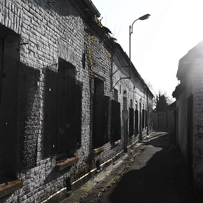Photo de Cité des Electriciens ancien coron de la fosse n 2 dite du Mont-Blanc , située en bordure de la rue Anatole-France et constitué de la totalité des rues Ampère, Branly, Coulomb, Edison, Faraday, Franklin, Gramme, Laplace, Marconi, Volta