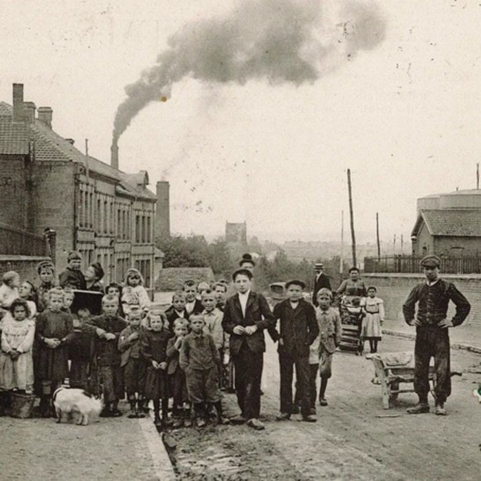 Photo de Cité des Electriciens ancien coron de la fosse n 2 dite du Mont-Blanc , située en bordure de la rue Anatole-France et constitué de la totalité des rues Ampère, Branly, Coulomb, Edison, Faraday, Franklin, Gramme, Laplace, Marconi, Volta