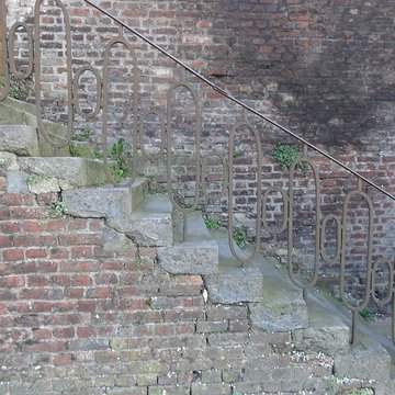Cité des Electriciens ancien coron de la fosse n 2 dite du Mont-Blanc , située en bordure de la rue Anatole-France et constitué de la totalité des rues Ampère, Branly, Coulomb, Edison, Faraday, Franklin, Gramme, Laplace, Marconi, Volta