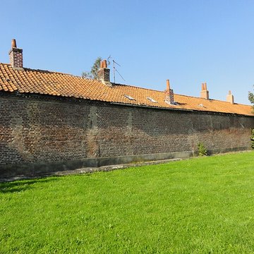 Cité des Electriciens ancien coron de la fosse n 2 dite du Mont-Blanc , située en bordure de la rue Anatole-France et constitué de la totalité des rues Ampère, Branly, Coulomb, Edison, Faraday, Franklin, Gramme, Laplace, Marconi, Volta