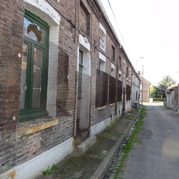 Cité des Electriciens ancien coron de la fosse n 2 dite du Mont-Blanc , située en bordure de la rue Anatole-France et constitué de la totalité des rues Ampère, Branly, Coulomb, Edison, Faraday, Franklin, Gramme, Laplace, Marconi, Volta