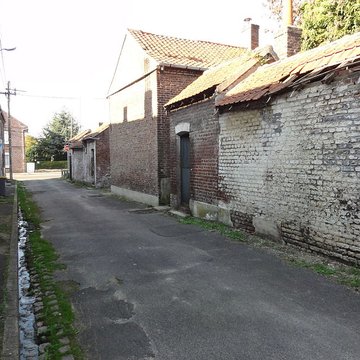 Cité des Electriciens ancien coron de la fosse n 2 dite du Mont-Blanc , située en bordure de la rue Anatole-France et constitué de la totalité des rues Ampère, Branly, Coulomb, Edison, Faraday, Franklin, Gramme, Laplace, Marconi, Volta
