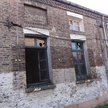 Cité des Electriciens ancien coron de la fosse n 2 dite du Mont-Blanc , située en bordure de la rue Anatole-France et constitué de la totalité des rues Ampère, Branly, Coulomb, Edison, Faraday, Franklin, Gramme, Laplace, Marconi, Volta