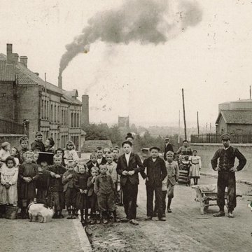 Cité des Electriciens ancien coron de la fosse n 2 dite du Mont-Blanc , située en bordure de la rue Anatole-France et constitué de la totalité des rues Ampère, Branly, Coulomb, Edison, Faraday, Franklin, Gramme, Laplace, Marconi, Volta