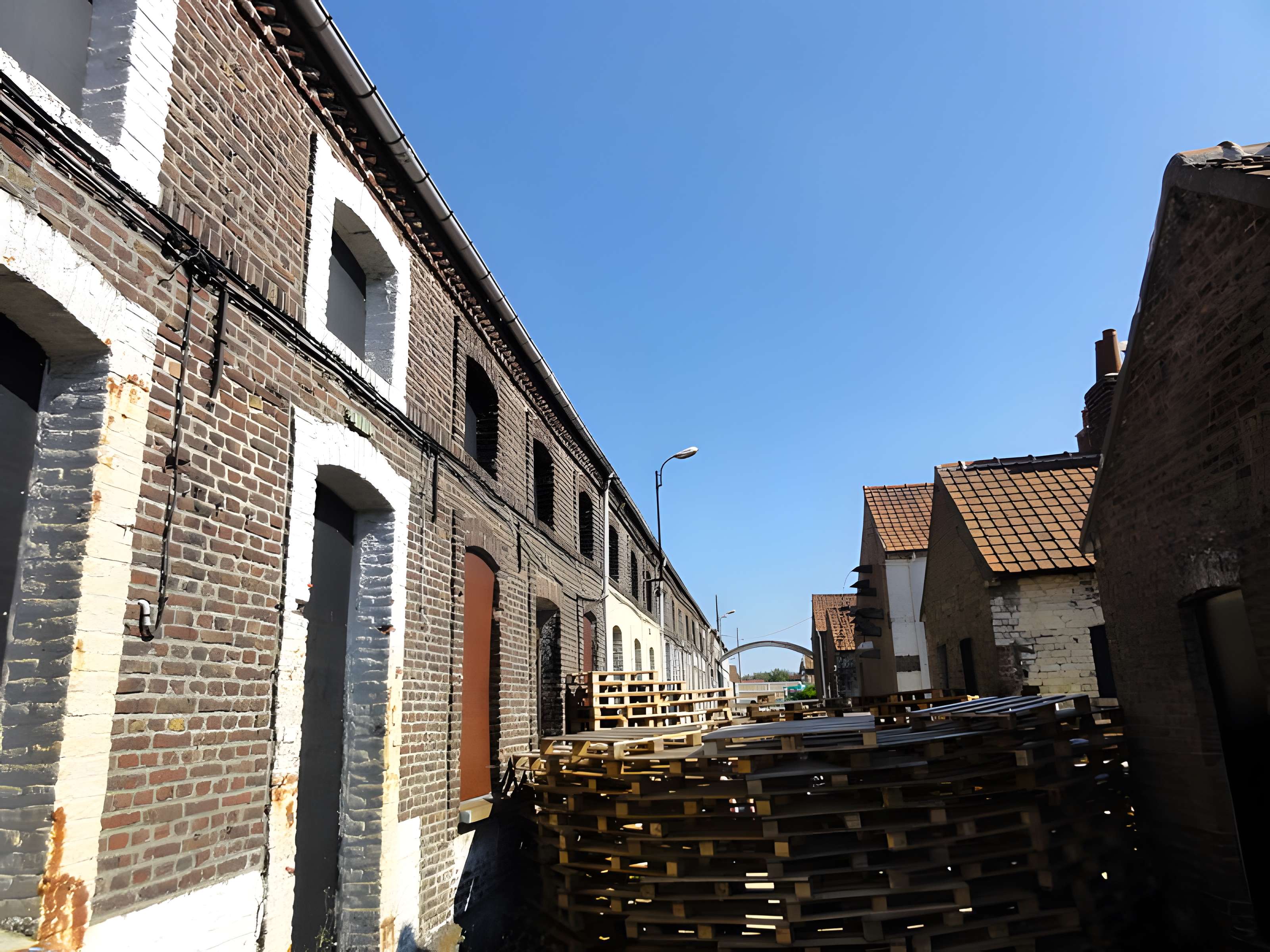 Cité des Electriciens (ancien coron de la fosse n° 2 dite du Mont-Blanc) , située en bordure de la rue Anatole-France et constitué de la totalité des rues Ampère, Branly, Coulomb, Edison, Faraday, Franklin, Gramme, Laplace, Marconi, Volta