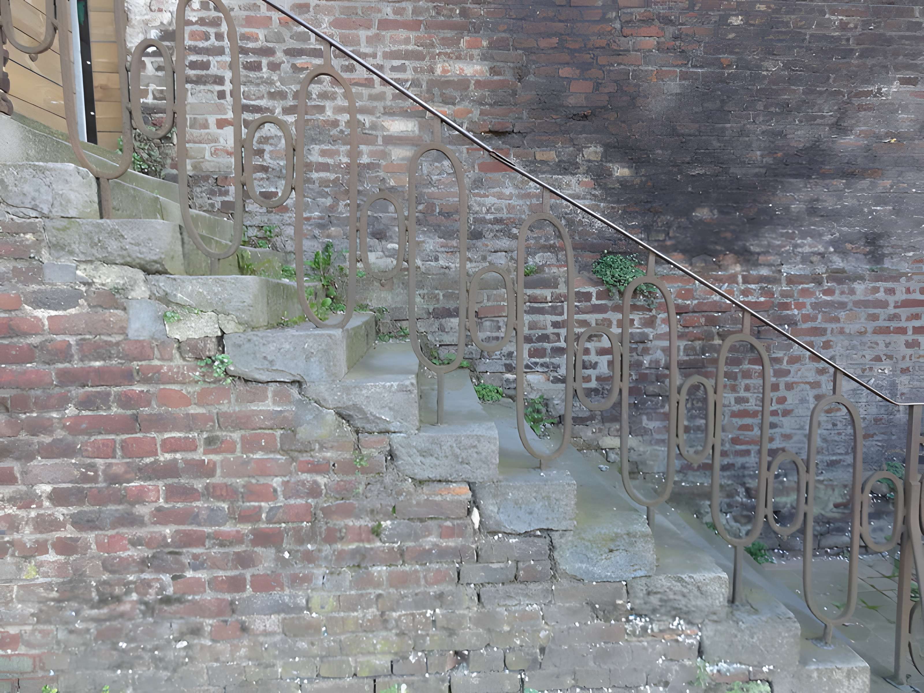 Cité des Electriciens (ancien coron de la fosse n° 2 dite du Mont-Blanc) , située en bordure de la rue Anatole-France et constitué de la totalité des rues Ampère, Branly, Coulomb, Edison, Faraday, Franklin, Gramme, Laplace, Marconi, Volta