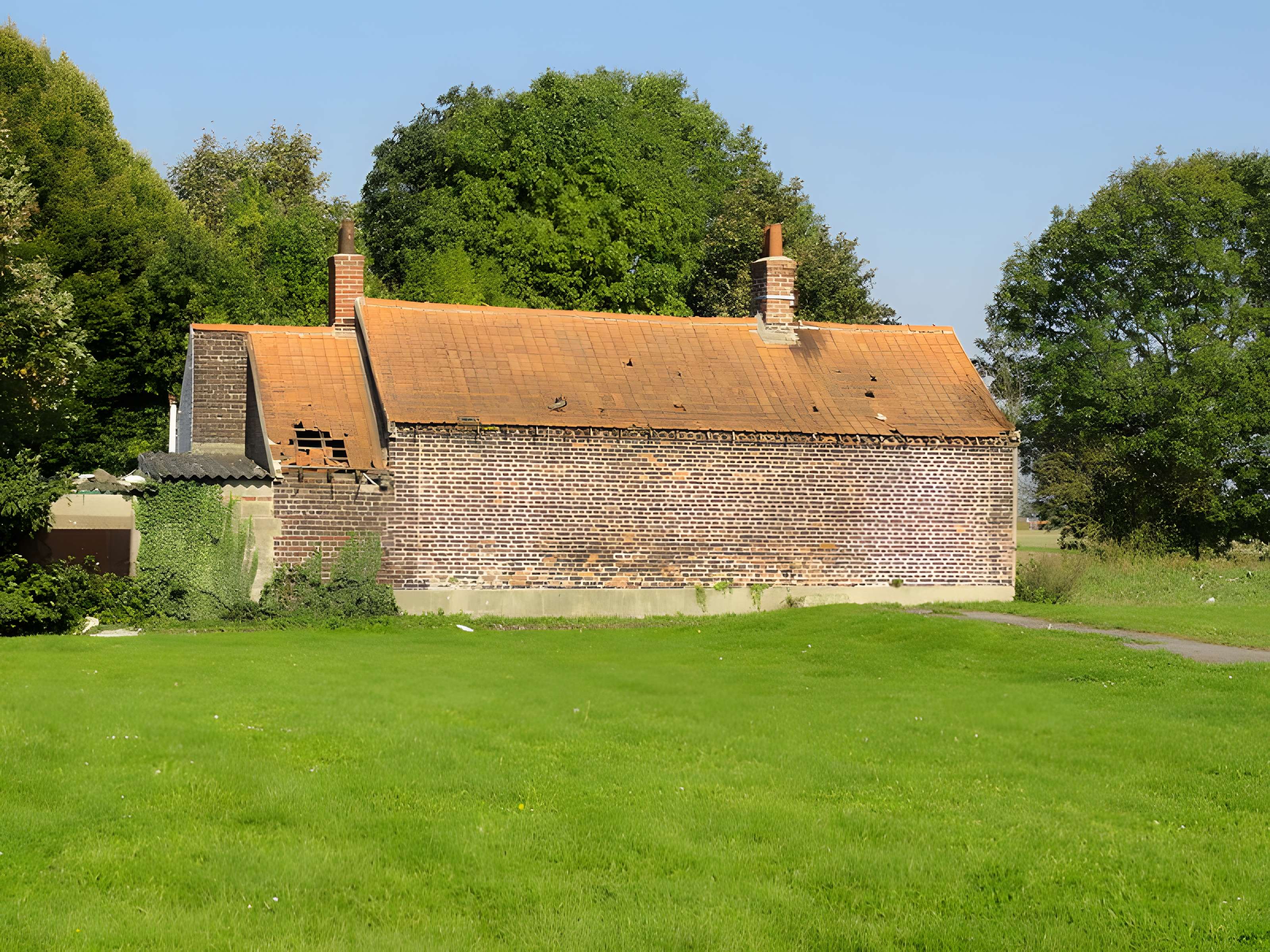Cité des Electriciens (ancien coron de la fosse n° 2 dite du Mont-Blanc) , située en bordure de la rue Anatole-France et constitué de la totalité des rues Ampère, Branly, Coulomb, Edison, Faraday, Franklin, Gramme, Laplace, Marconi, Volta